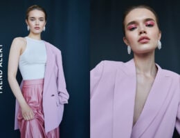 na obrazku znajduje się modelka ubrana w plisowaną spódnicę i różową marynarkę, pośrodku znajduje się napis trend alert