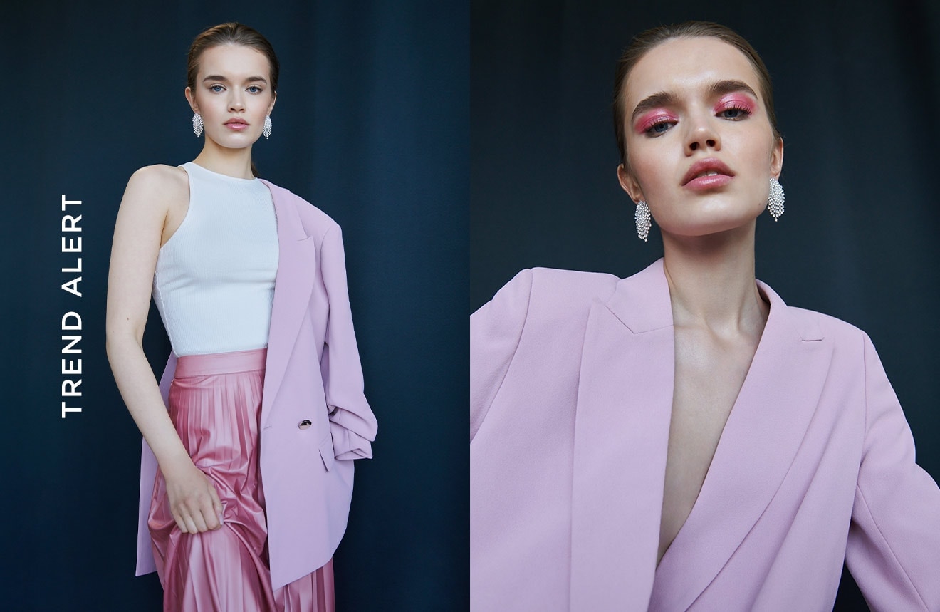 na obrazku znajduje się modelka ubrana w plisowaną spódnicę i różową marynarkę, pośrodku znajduje się napis trend alert