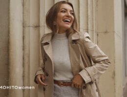 bezowy outfit w stylizacji z jasnym golfem