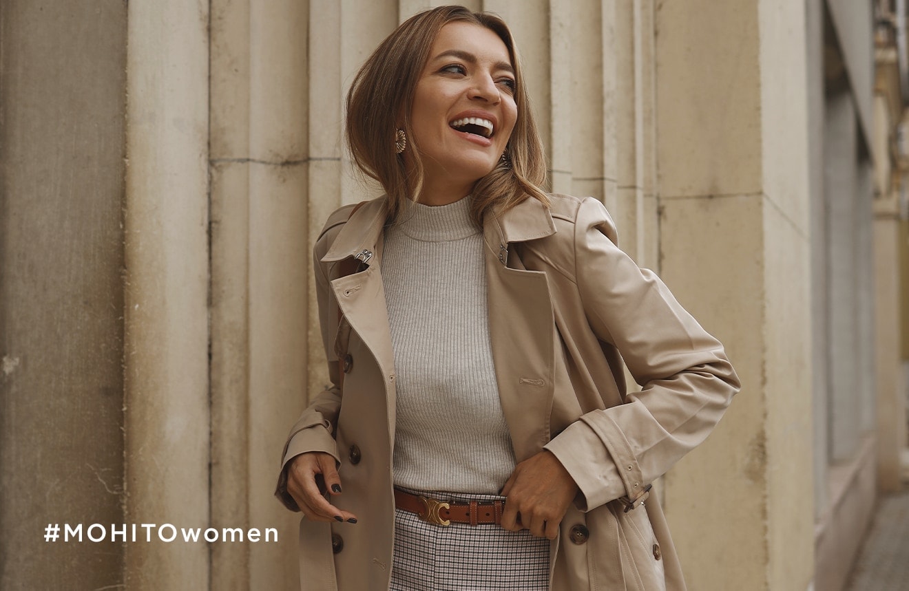 bezowy outfit w stylizacji z jasnym golfem