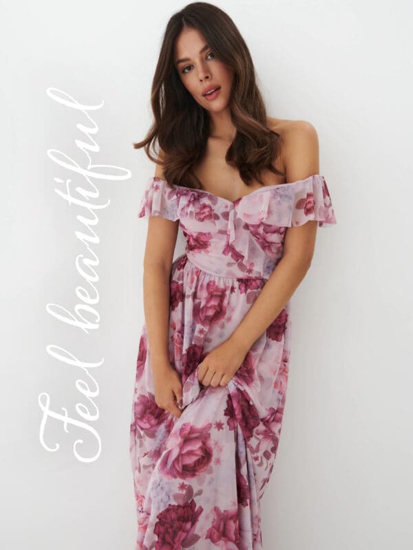 sukienka w kwiaty w stylu hiszpanki na modelce o ciemnych włosach