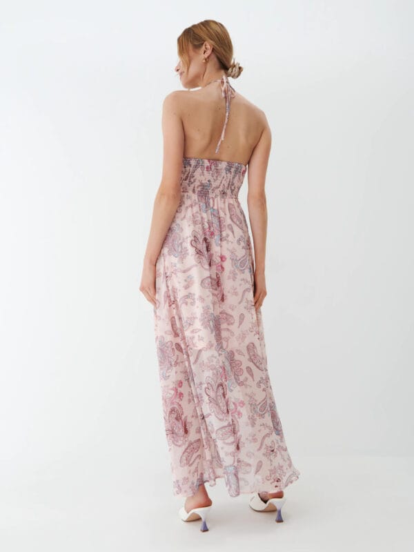 modelka w sukience maxi z wyeksponowanymi plecami