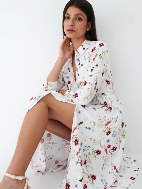 modelka w sukience midi w kwiaty wykonanej z wiskozy