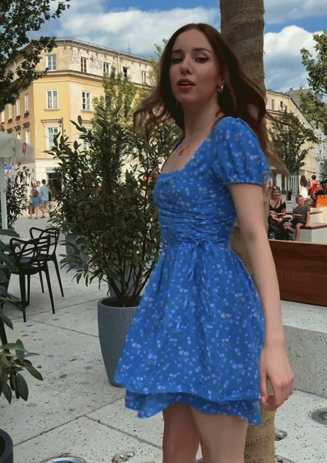 film kobieta w kwiatowej sukience