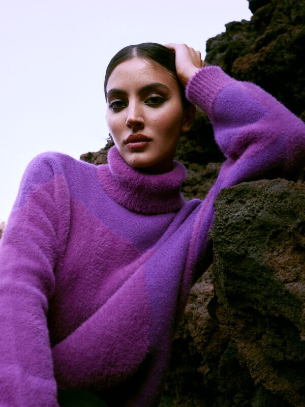 modelka w fioletowym golfie