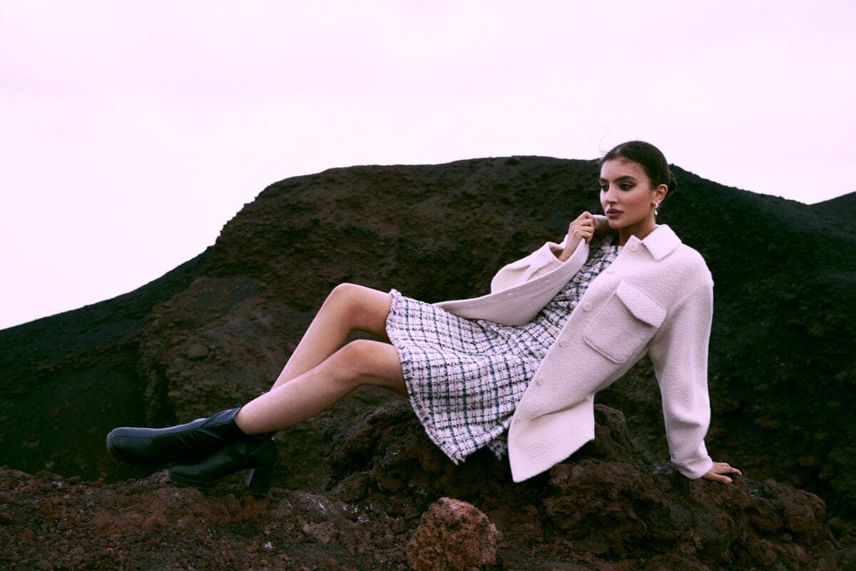 modelka w kurtce w jasnym kolorze