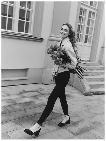 kobieta w kurtce ramonesce i jeansach skinny