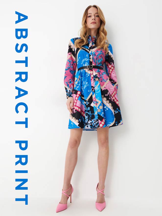 model intr-o rochie cu model cu curea in talie