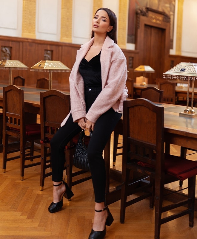 modelka w stylizacji z różową kurtką
