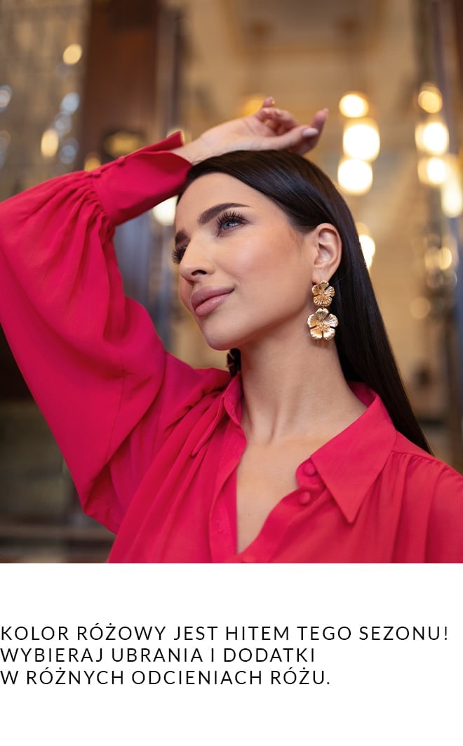modelka w różowej bluzce i złotych kolczykach