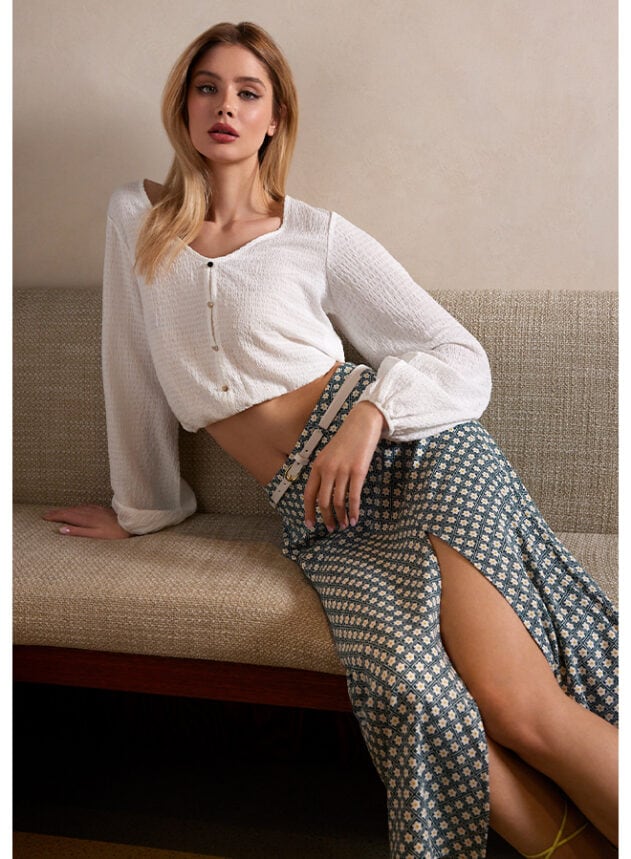 model in stil boho - o fusta lunga cu imprimeu floral si o bluza alba