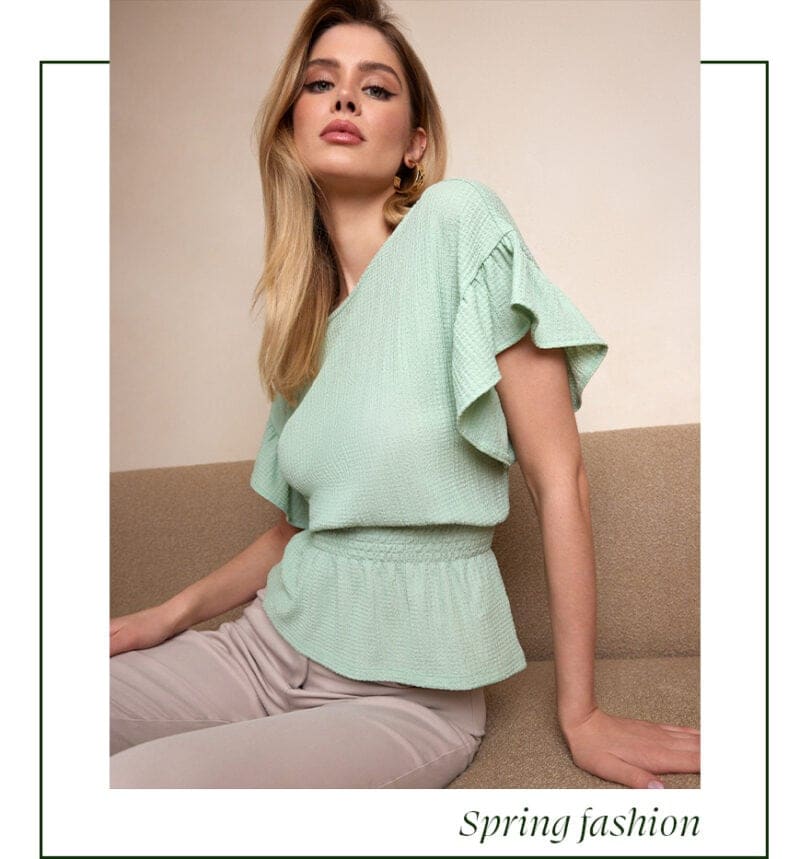 model intr-o bluza cu volane in verde pastel