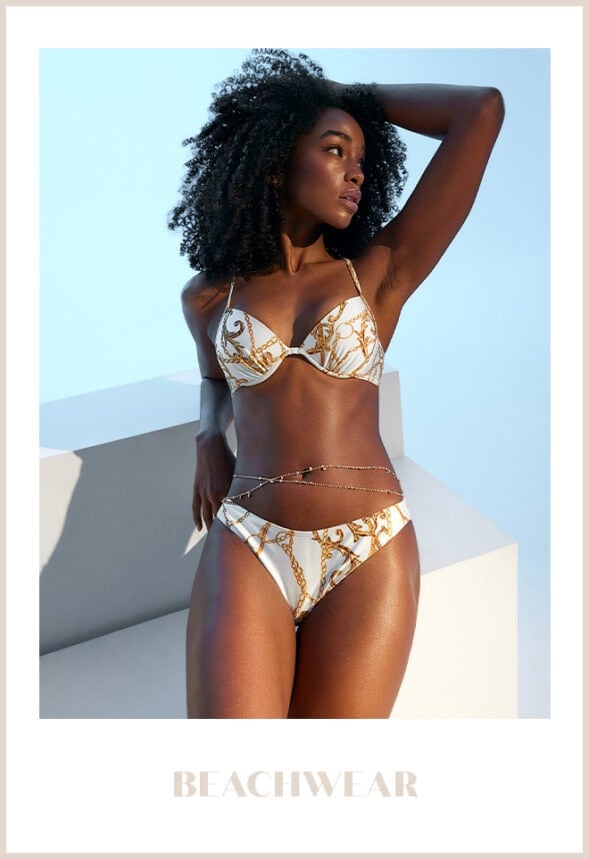 model într-un costum de baie din două piese cu imprimeu cu lanț