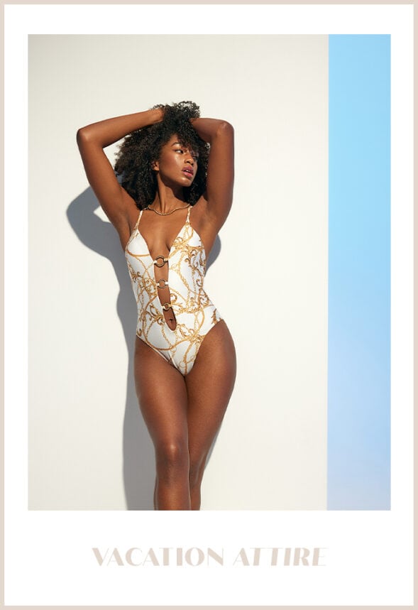 model într-un costum de baie dintr-o singură piesă în cel mai la modă model de lanț pentru mai multe sezoane