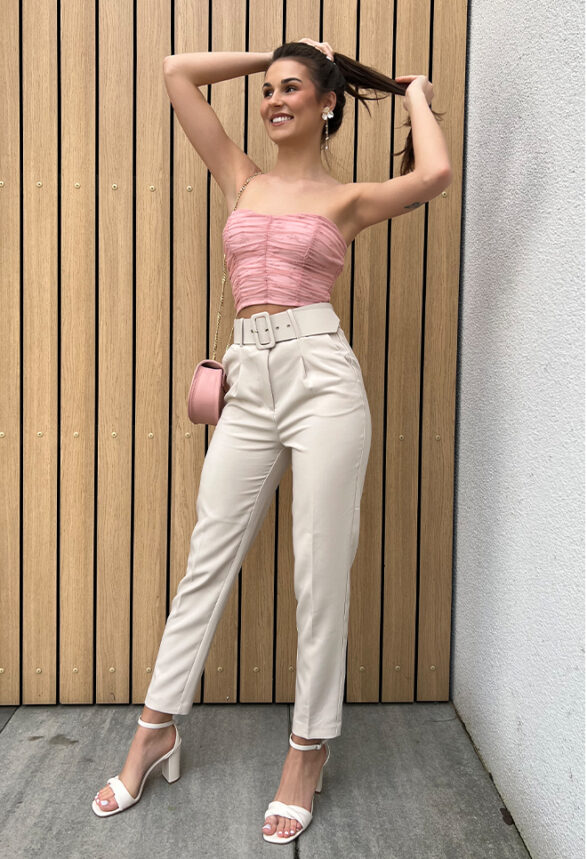 aspectul casual perfect? top din plasă și pantaloni morcovi