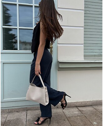 look casual cu vesta neagra, pantaloni largi si sandale stiletto cu un detaliu decorativ in fata