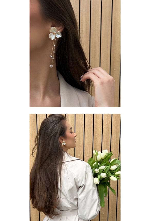 aranjarea cu un trenci și cercei atârnați cu motiv floral