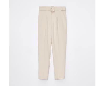 pantaloni bej morcov cu o curea lată