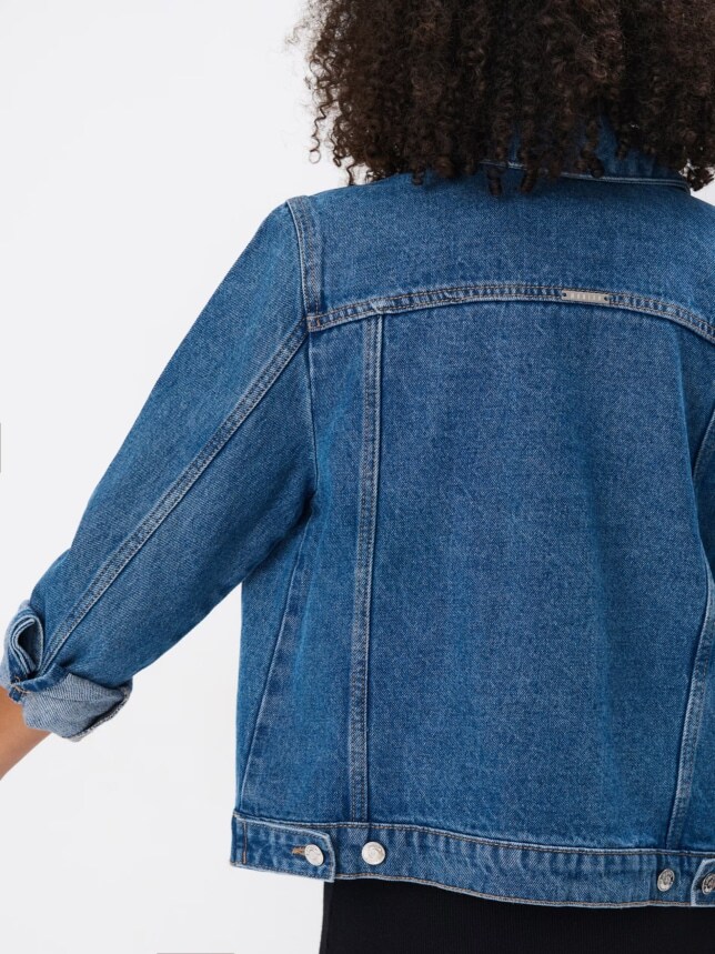 Coafarea cu o jachetă din denim și o mini rochie neagră - o perspectivă a jachetei din spate