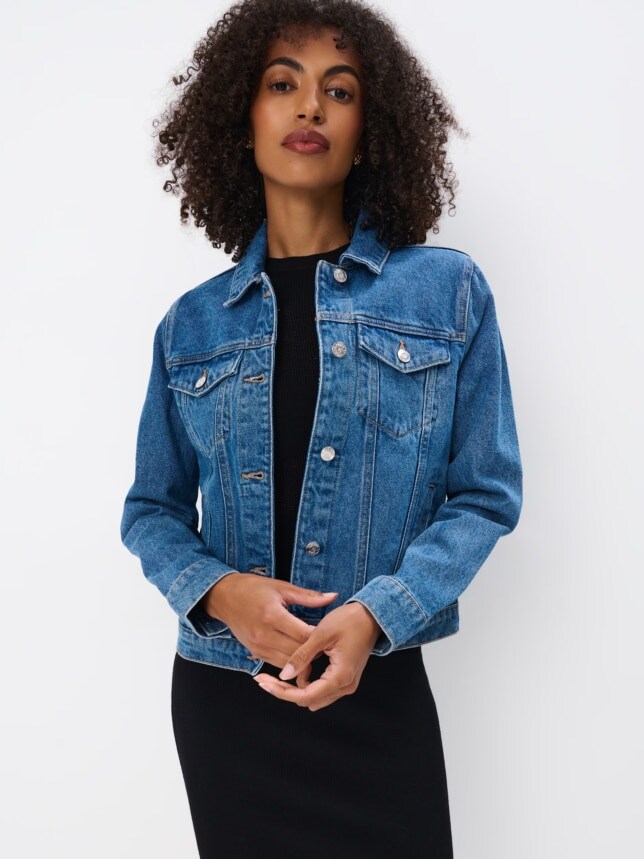 denim ce înseamnă - Coafează-te cu o jachetă de blugi și o rochie mini neagră