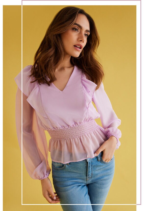 podkreśl elegancję dzięki bluzce z falbanami, która zestawiona jest ze spodniami typu jeans