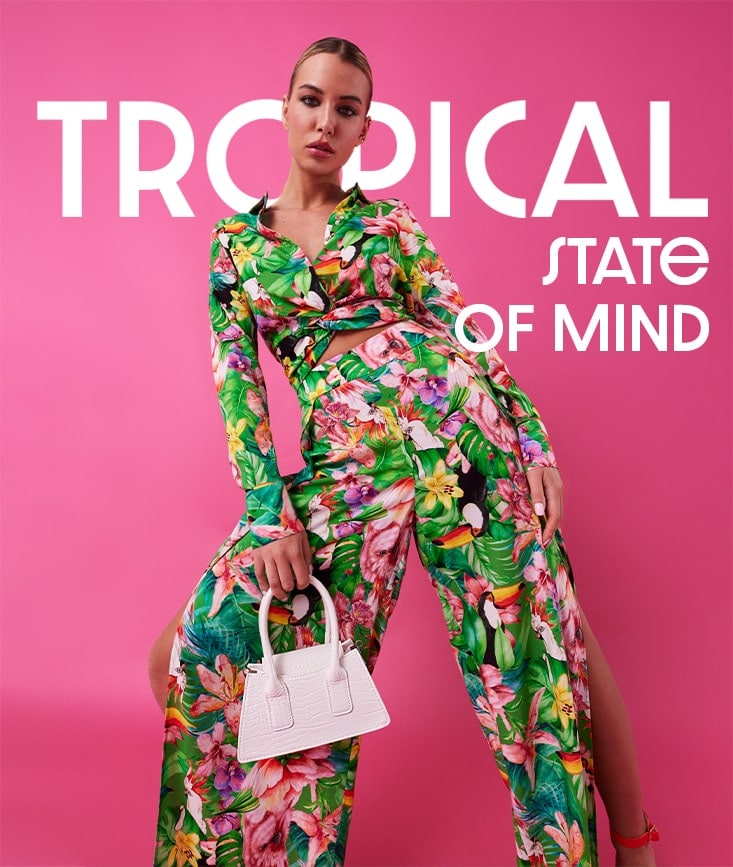 modelka w kolorowej stylizacji - koszula i spodnie w tropikalny print