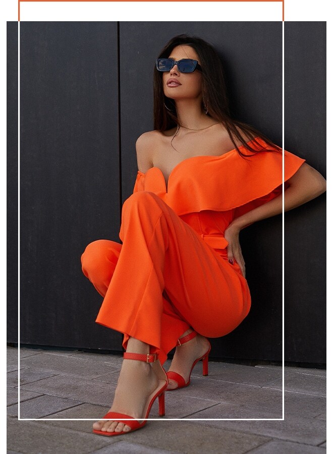 model in salopeta portocalie si sandale cu toc inalt
