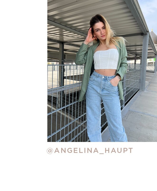 modelka w marynarce, krótkim topie i jeansach wide leg