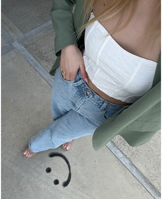 modelka w marynarce, dopasowanym topie i jeansach