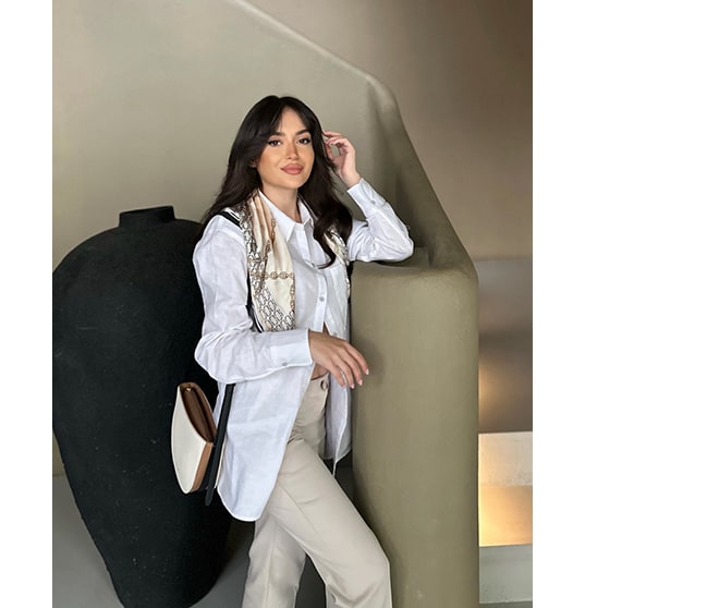 o femeie cu păr lung și negru într-un stil MOHITO clasic