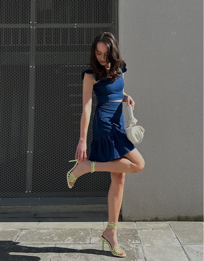 Claudia Costea in haine de la MOHITO - set denim si pantofi neon pe toc