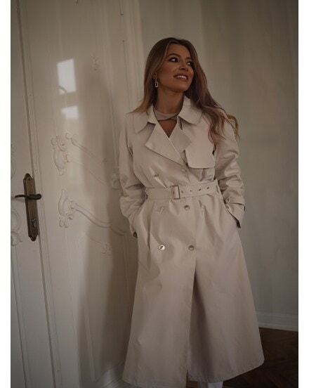 Trenci bej de la MOHITO pe influencer Sandra Bendre