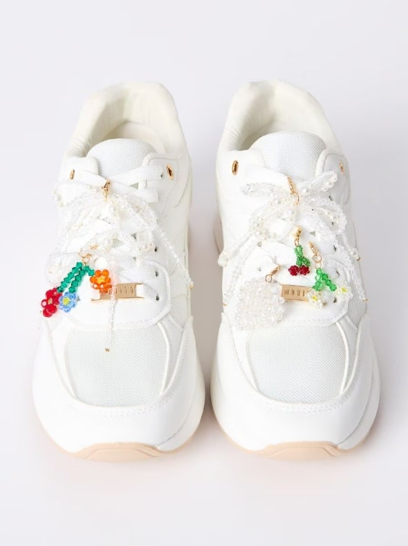 Buty z kolorowymi przypinkami.