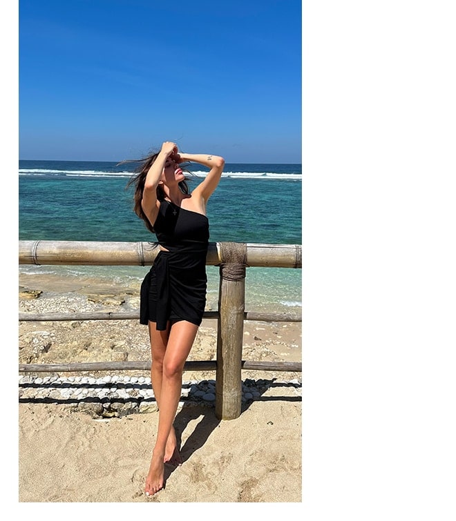 influencerka w czarnej sukience mini na jedno ramię