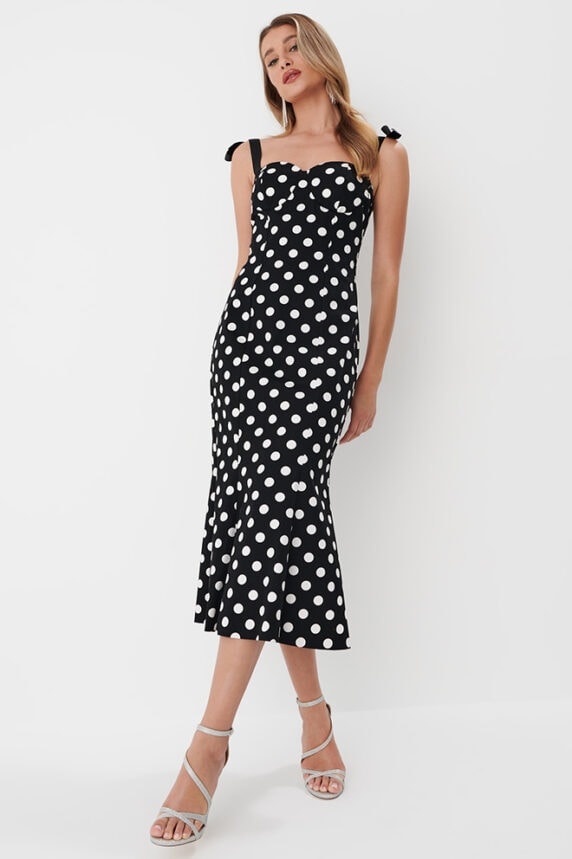 model în rochie de lungime midi cu buline