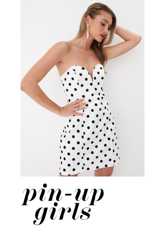 model în rochie midi neagră cu buline