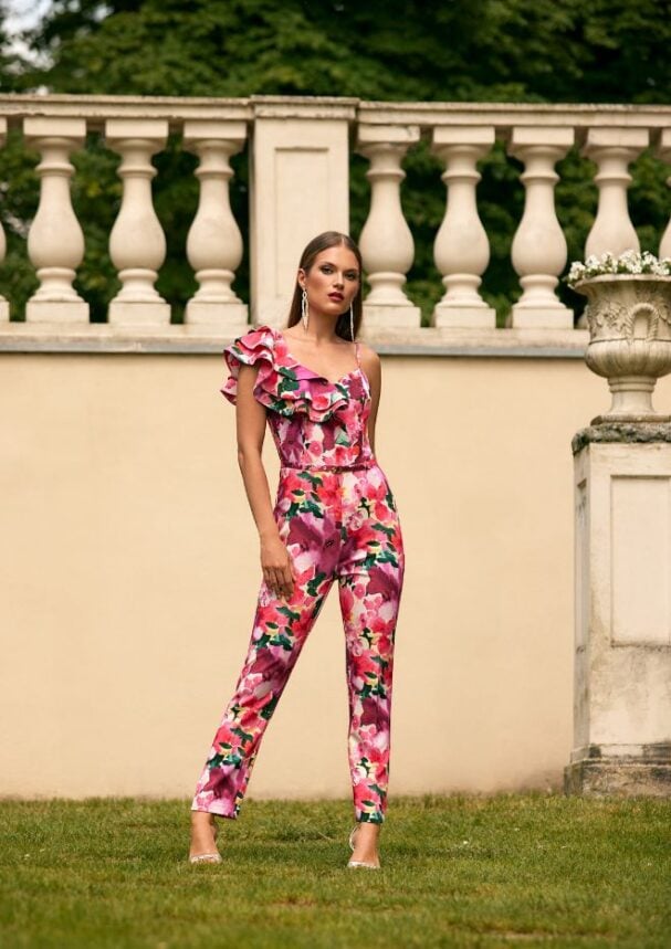 kombinezon maxi z falbaną przy dekolcie w kwiatowy print - idealna stylizacja w klimacie glamour