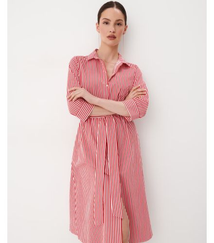 model în rochie cămașă de culoare roșie