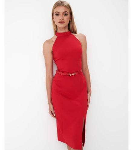 model în rochie roșie măsurat