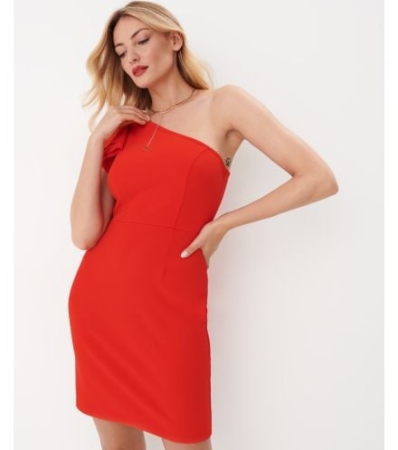 model în rochie roșie mini, pe un umăr