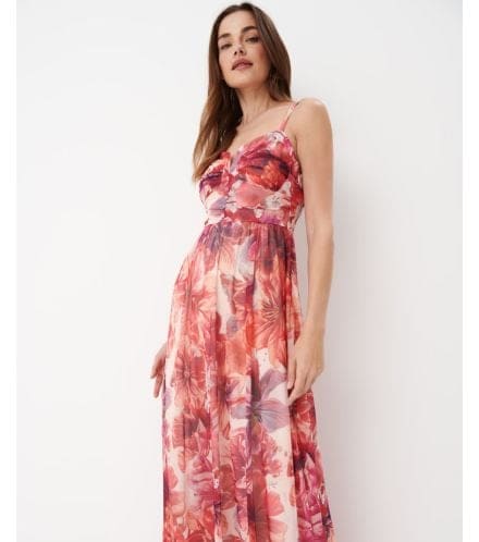model în rochie maxi cu imprimeu