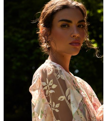 model într-o rochie cu flori