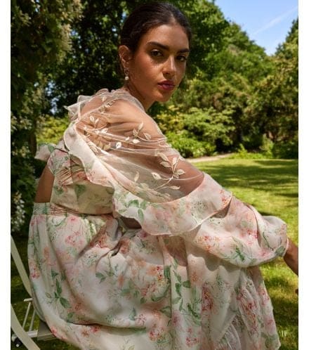 model in rochie florala cu volane si maneci umflate
