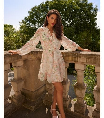Rochiile cu volane florale sunt un must-have pentru acest sezon estival
