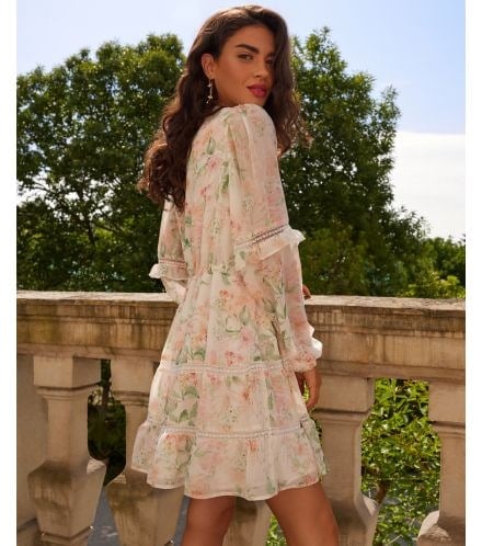 model in rochie mini cu flori