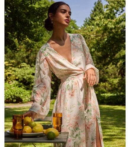 model in rochie midi florala cu decolteu in V