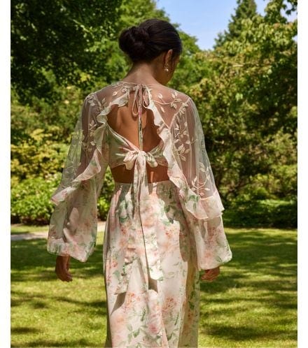 modelul expune o rochie frumoasa cu flori