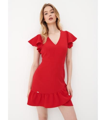 model în rochie roșie cu volane