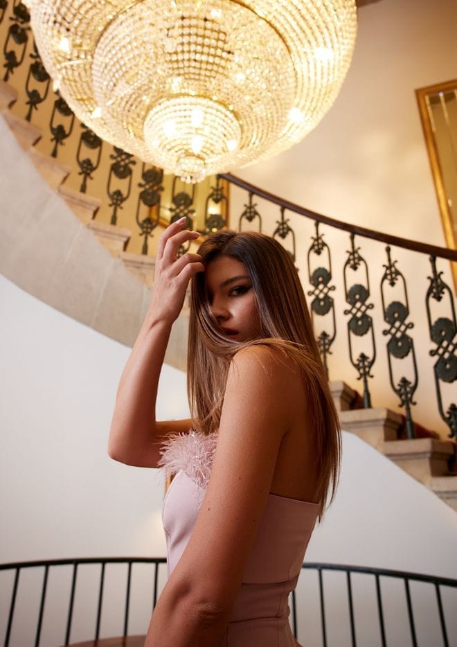 modelka w modnej sukience