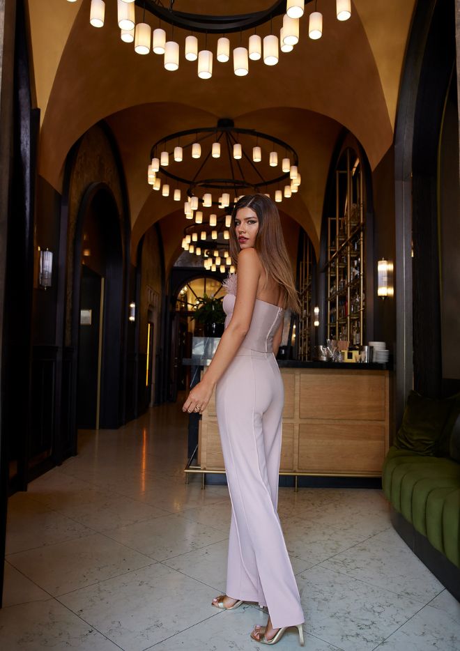 modelka w stylizacji w pudroworóżowym kolorze